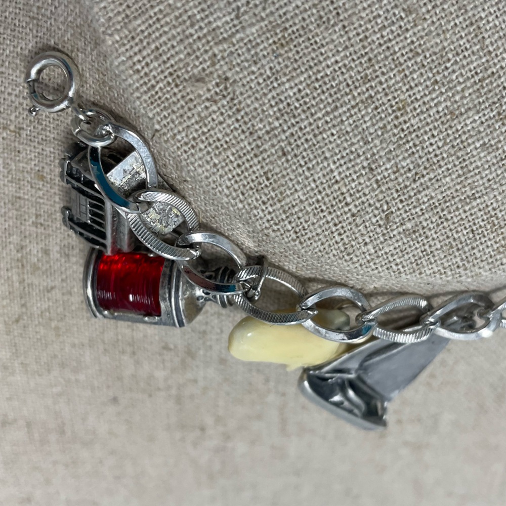 Vintage Charm Bracelet w/ 8 charms from all over - Picture 3 of 16